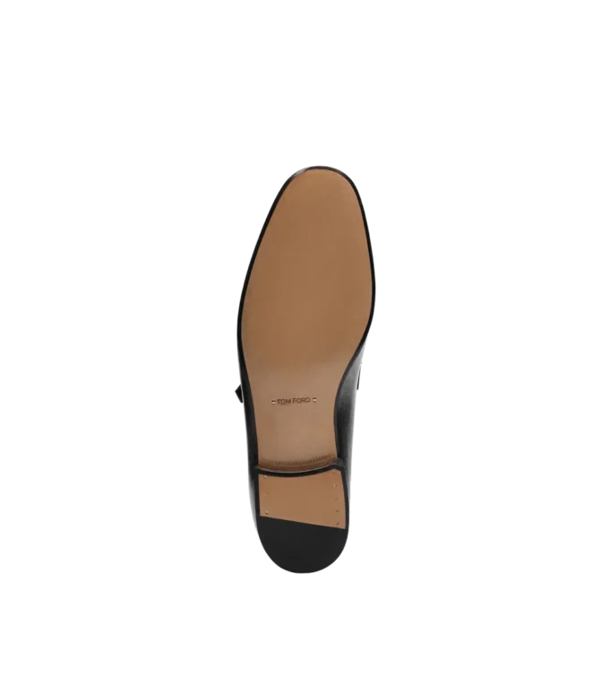 Soepele generfde lederen Gigi Twisted Band Buckle Loafer Soepele generfde lederen Gigi Twisted Band Buckle Loafer