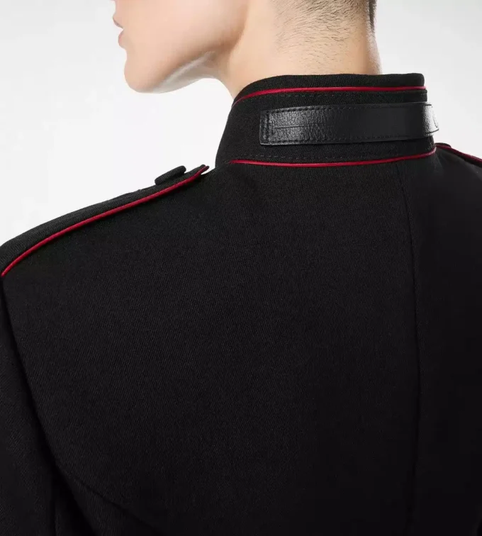 Strak officiersjack van wolgabardine met biezen Strak officiersjack van wolgabardine met biezen