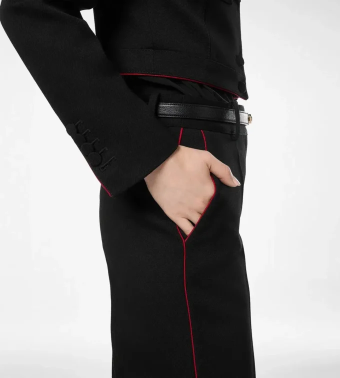 Strakke officiersbroek van wolgabardine met biezen Strakke officiersbroek van wolgabardine met biezen