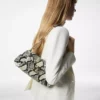 Tara-schoudertas met ketting en pythonprint Tara-schoudertas met ketting en pythonprint