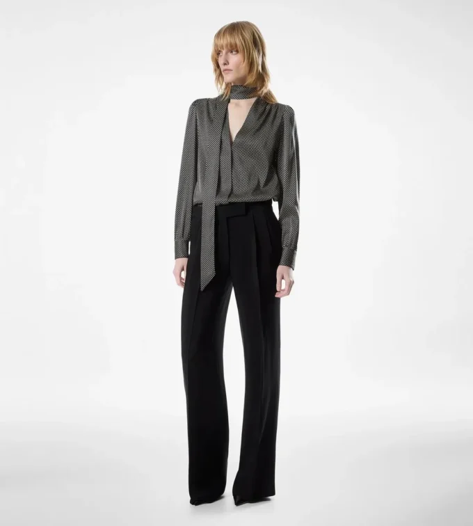 Zijden blouse met lange mouwen, V-hals en lavallière Zijden blouse met lange mouwen, V-hals en lavallière