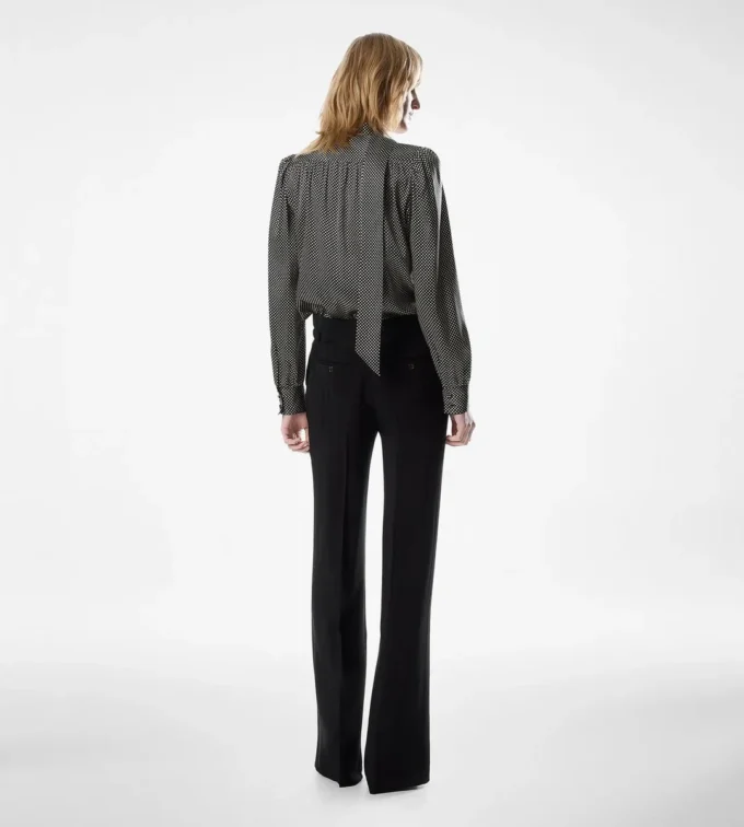 Zijden blouse met lange mouwen, V-hals en lavallière Zijden blouse met lange mouwen, V-hals en lavallière