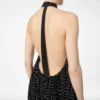 Zijden halternek avondjurk met sunray plissé en leren details Zijden halternek avondjurk met sunray plissé en leren details